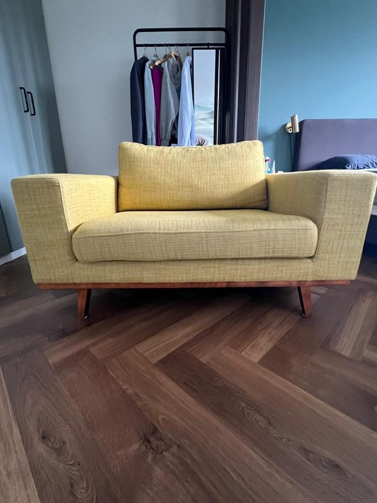 NOUS Living Torino loveseat – okergeel – retro design, Huis en Inrichting, Fauteuils, Ophalen, Gebruikt, 75 tot 100 cm, Stof