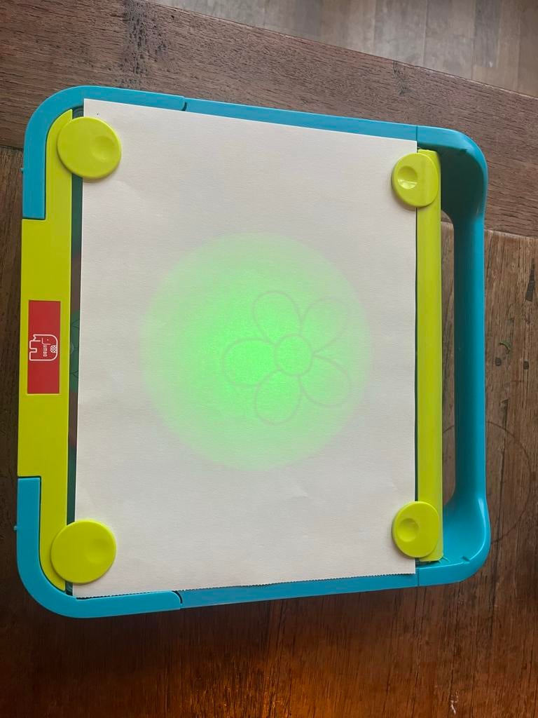 Dessineo Tekenprojector met 25 Kleurplaten, Ophalen of Verzenden, Zo goed als nieuw, Knutselen, Met licht