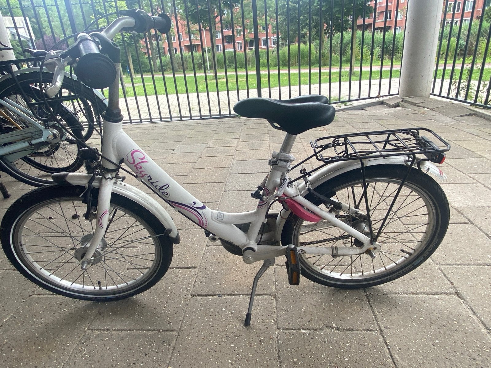Skyride kinderfiets - Wit met roze accenten, Ophalen of Verzenden, Gebruikt, Velgrem, 20 inch of meer