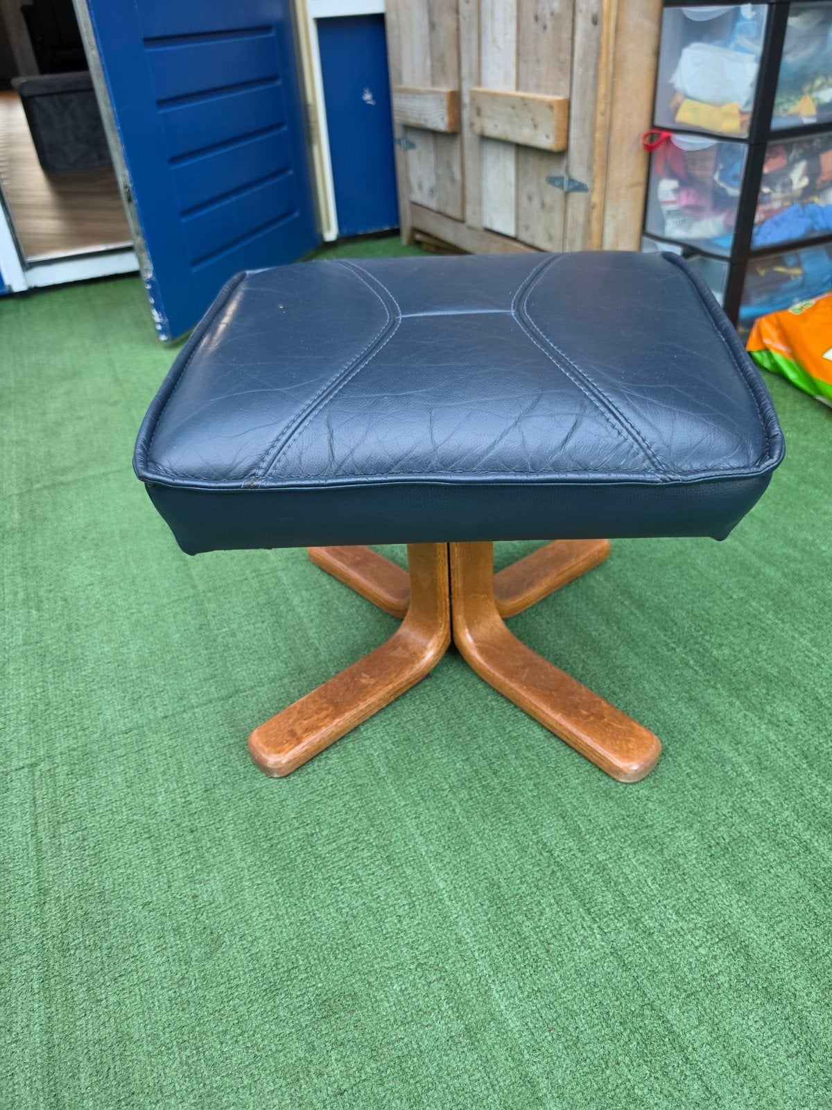 Voetenbankje /  - blauw leer met houten onderstel, Ophalen of Verzenden, Zo goed als nieuw, Hout