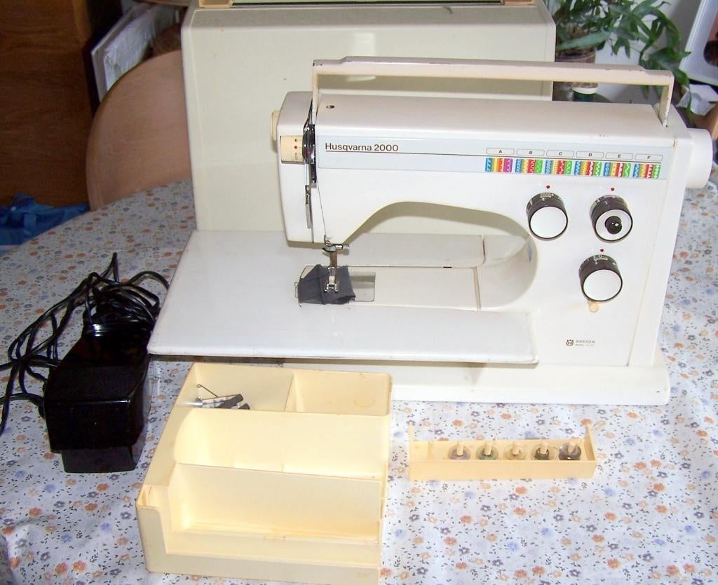Husqvarna 2000 naaimachine.Helemaal compleet.Weinig gebruikt, Hobby en Vrije tijd, Naaimachines en Toebehoren, Ophalen, Zo goed als nieuw