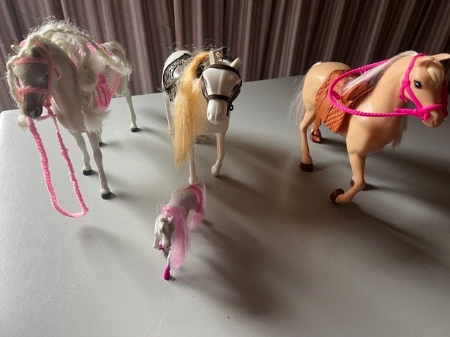 Barbie paarden - 3 grote en 1 kleine, Ophalen of Verzenden, Gebruikt, Meisje