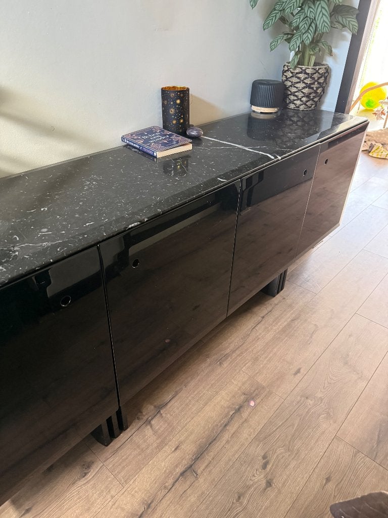 Luxe zwarte dressoirkast 200 cm met echt marmeren blad, Ophalen, Zo goed als nieuw