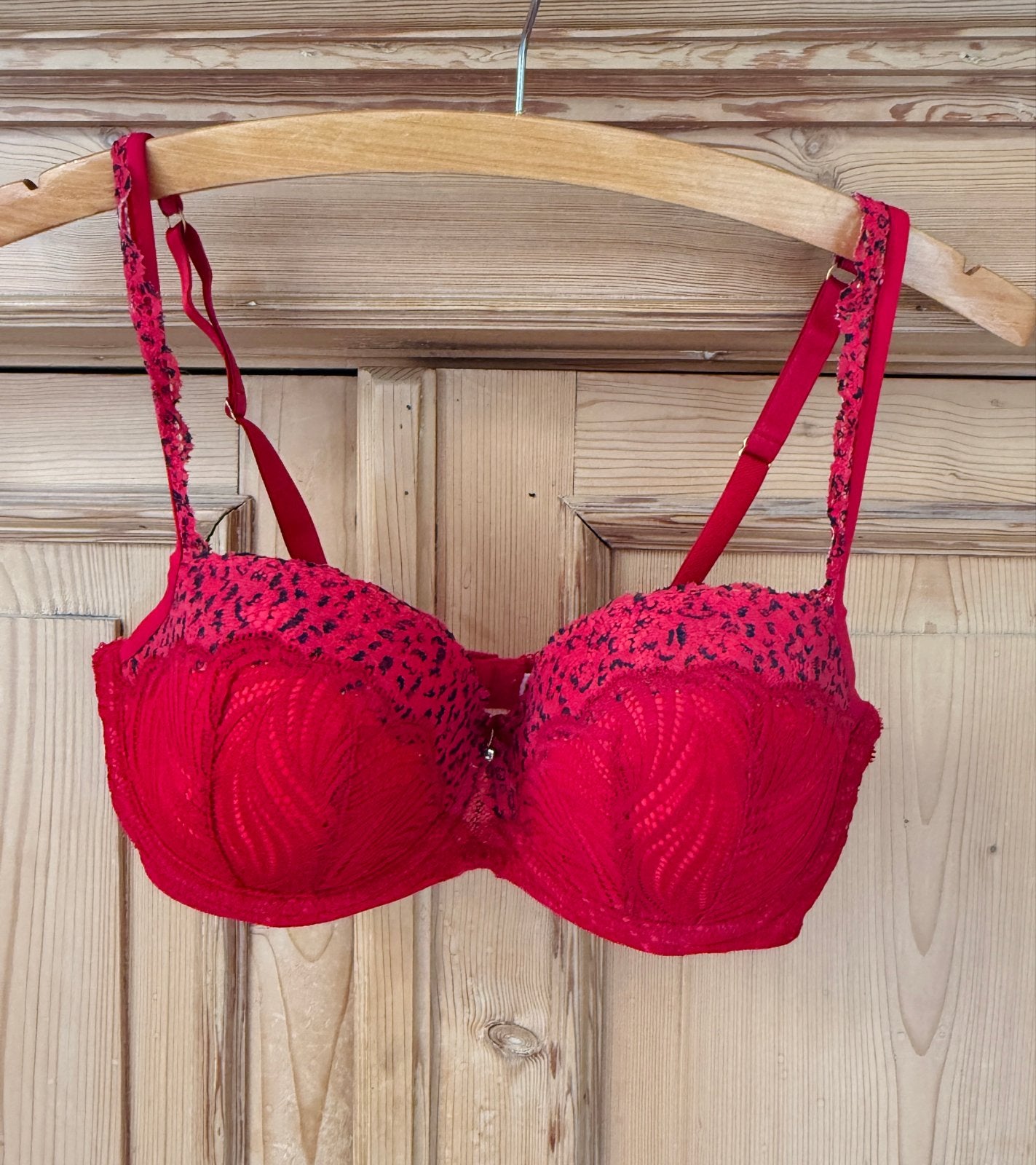 Verleidelijke rode Marie Jo lingerieset 75D en M, nieuwstaat, Ophalen of Verzenden, Rood, Setje