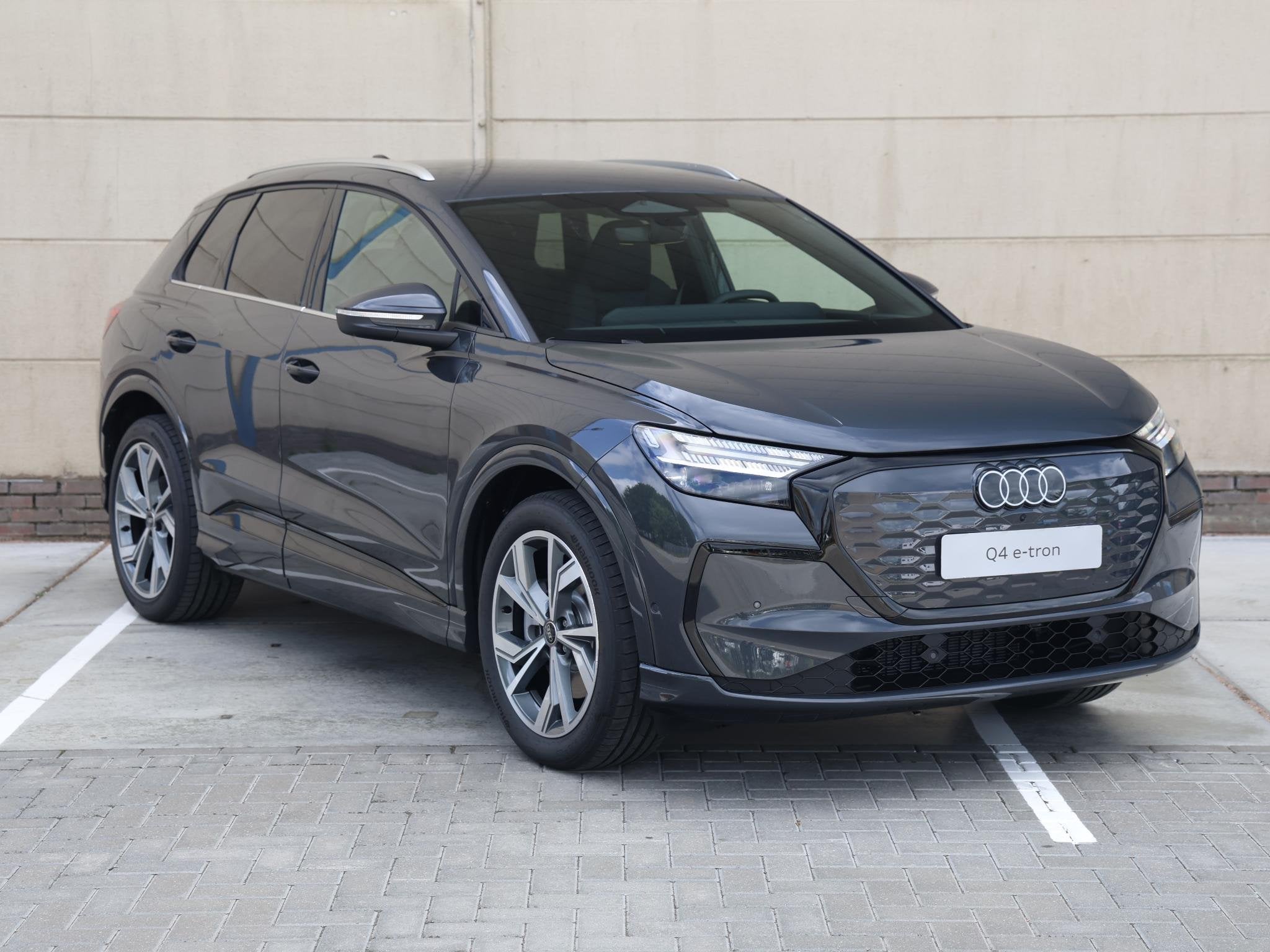 Audi Q4 e-tron Advanced edition 82 kWh 286 PK | elektrische, Auto's, Automaat, 510 min, Zwart, 2065 kg