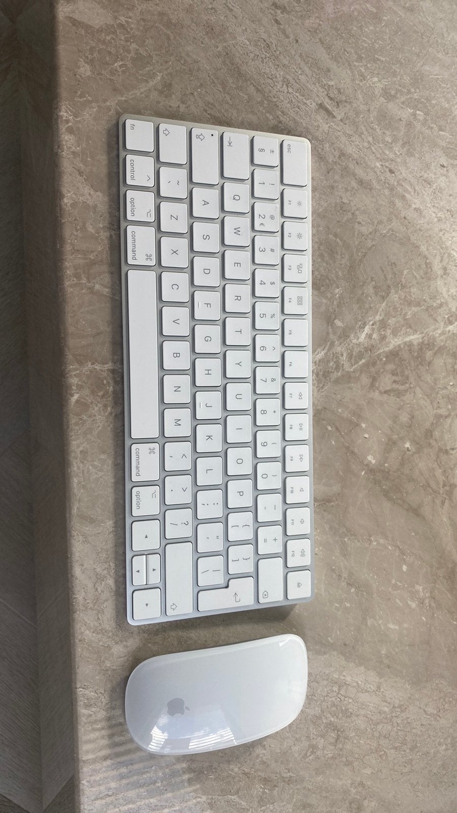 Apple toetsenbord met muis | Bluetooth | Oplaadbaar, Computers en Software, Toetsenbord en muis-set, Ophalen of Verzenden, Zo goed als nieuw