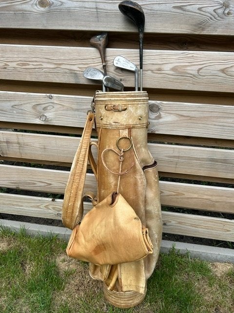 Antieke leren golftas (met golfclubs), Sport en Fitness, Golf, Ophalen, Gebruikt, Tas, Overige merken