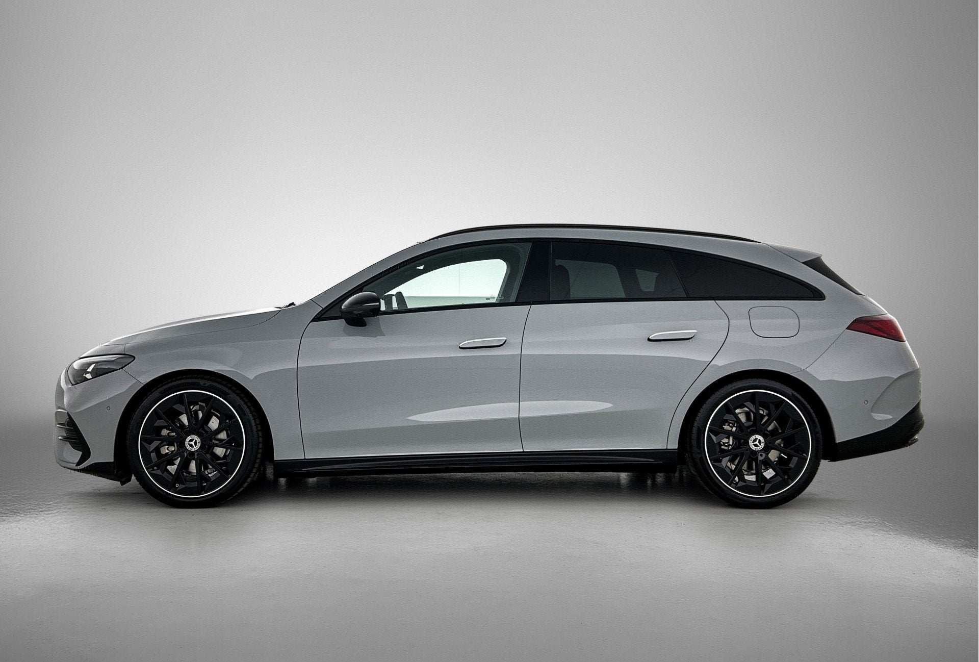 Mercedes-Benz CLA-Klasse Shooting Brake 180 Business Solutio, Auto's, CLA, Zwart, Hybride Elektrisch/Benzine, 1710 kg