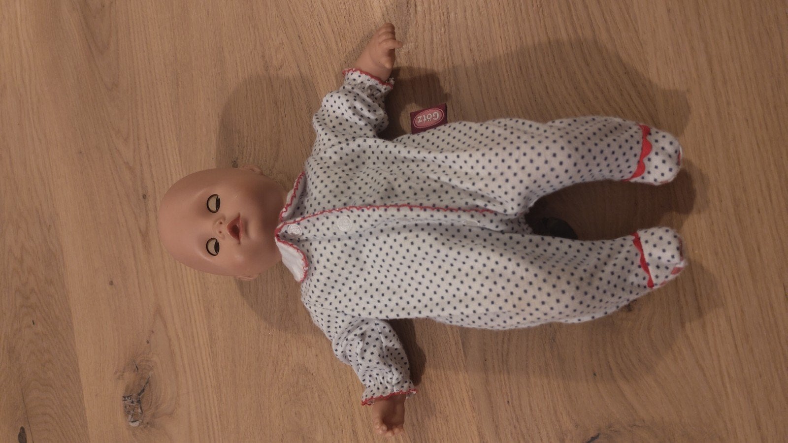 Götz Babypop met stipjespyjama - Zo goed als nieuw, Ophalen of Verzenden, Zo goed als nieuw, Babypop