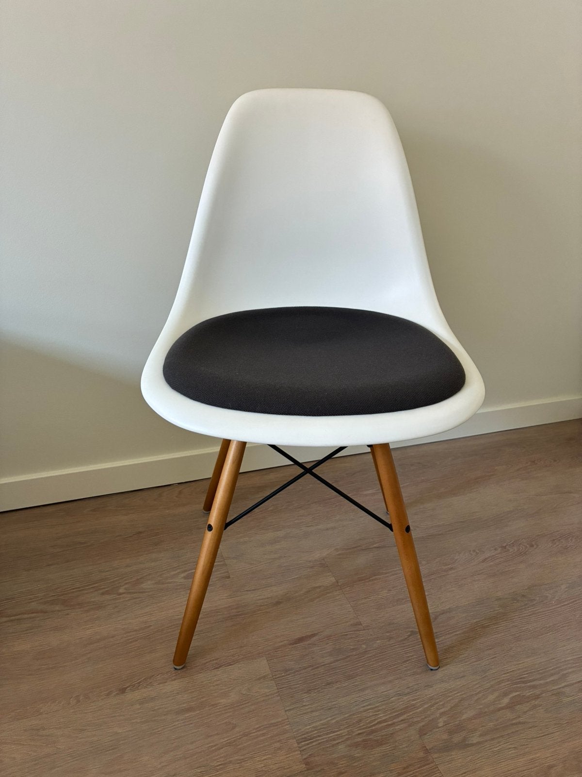 2 originele Vitra Eames DSW stoelen met hopsak zitkussen, Ophalen, Twee, Mid century modern, Wit