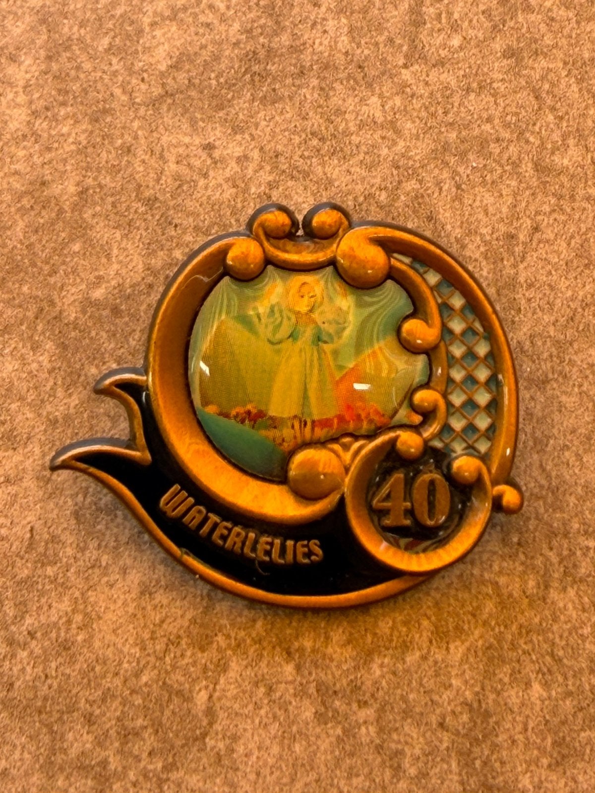 Efteling jubileum pin 40 jaar Indische Waterlelies, Verzamelen, Efteling, Ophalen of Verzenden, Zo goed als nieuw, Button of Speldje
