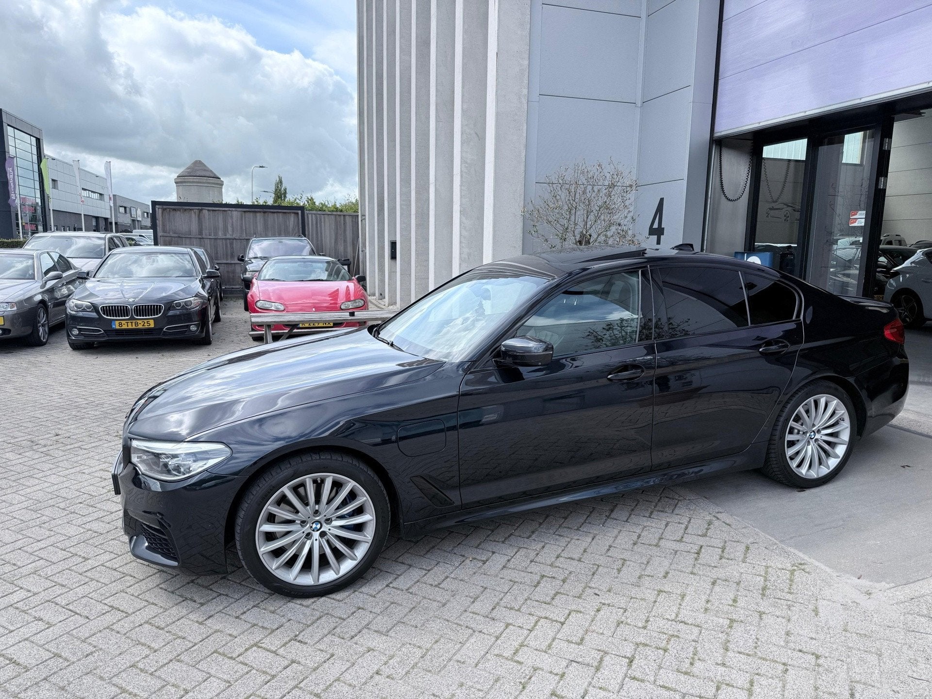 BMW 5-serie 530e iPerformance M-Edition! VOL OPTIES! INRUIL, Achterwielaandrijving, Gebruikt, 4 cilinders, Zwart