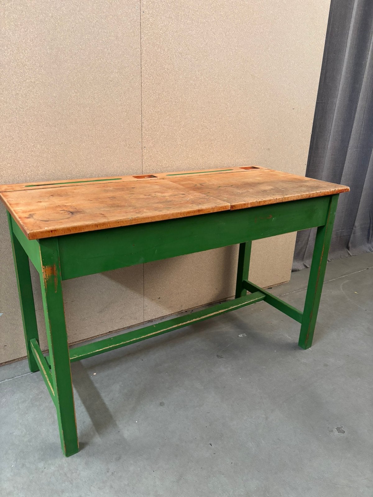 Vintage lessenaar / kinderbureau / schooltafel, Ophalen, Studio Larilo, Studiolarilo@gmail.com, Zo goed als nieuw