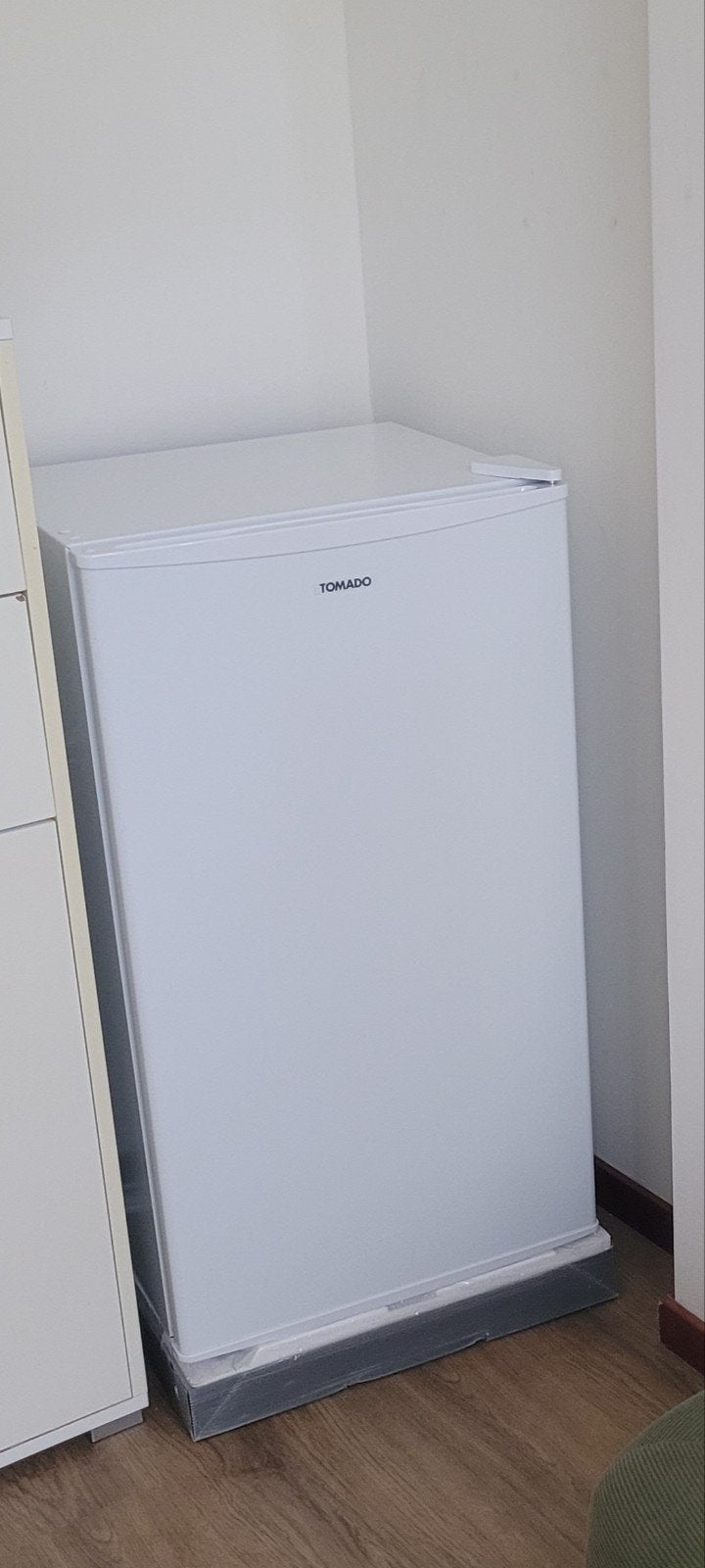 Tomado TRT4702W Tafelmodel Koelkast 80L met Vriesvak Wit, Witgoed en Apparatuur, Koelkasten en IJskasten, Ophalen, Gebruikt, 45 tot 60 cm