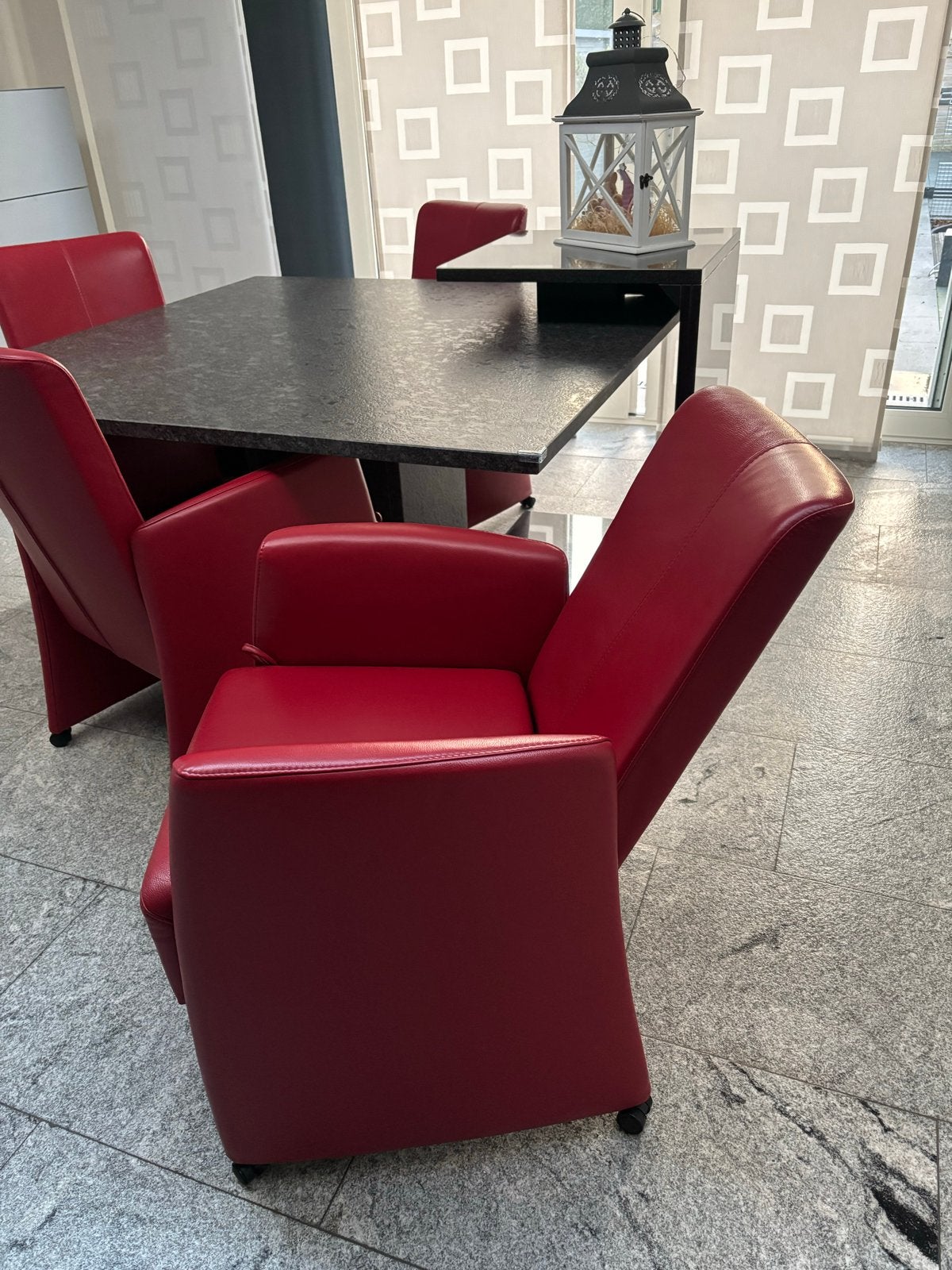 Elegante eettafel met 4 rode stoelen, Leer, Ophalen of Verzenden, Zo goed als nieuw, Vier