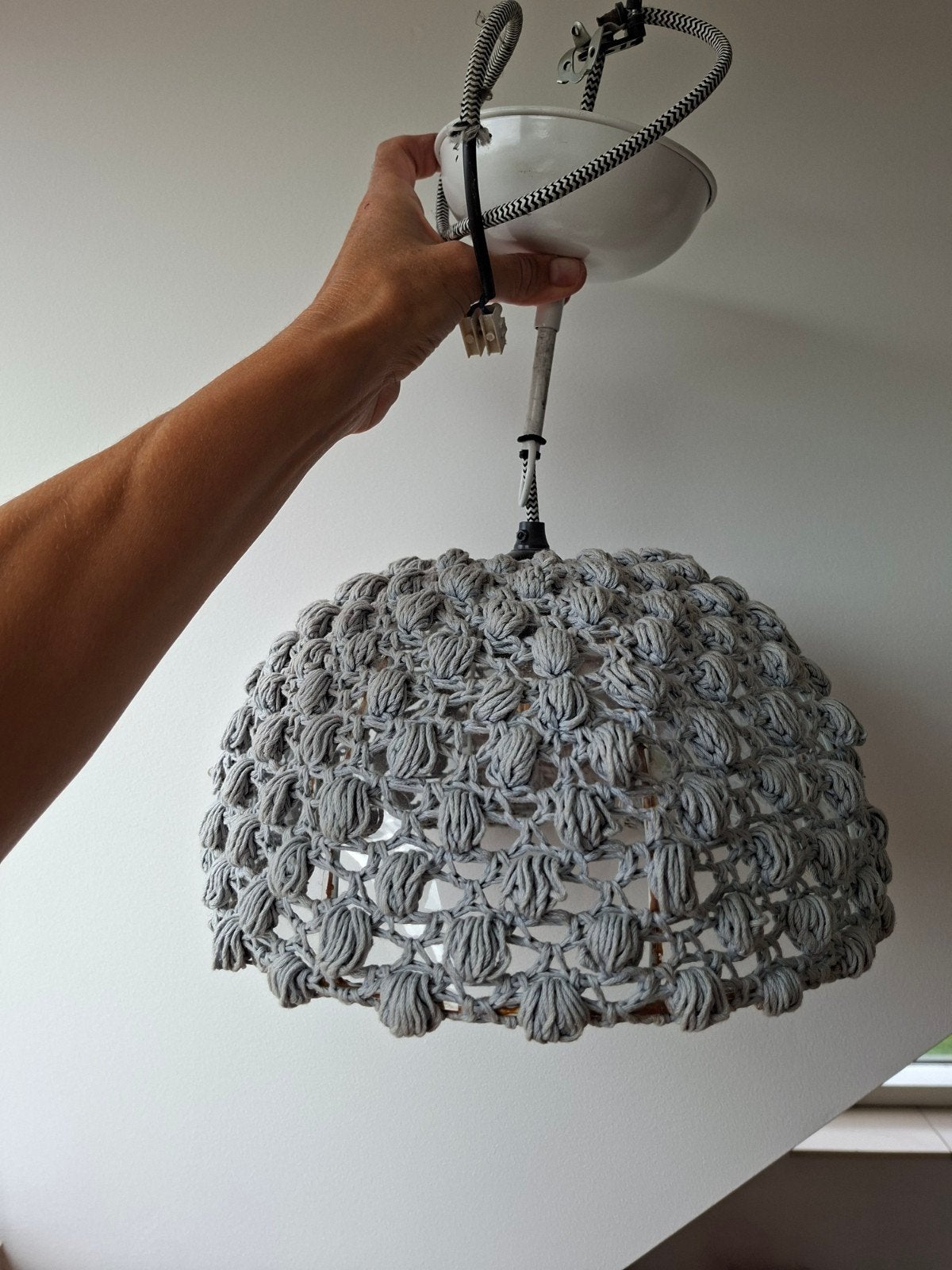 Leuke gehaakte lamp grijs voor babykamer, Minder dan 50 cm, Ophalen of Verzenden, Zo goed als nieuw, Minder dan 25 cm