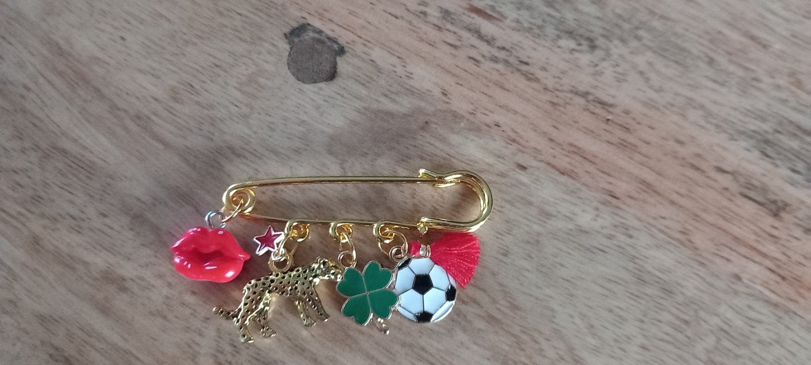 broche speld met bedels: klavertje vier, voetbal, kwastje, Overige materialen, 4 tot 7 cm, Nieuw, Ophalen of Verzenden