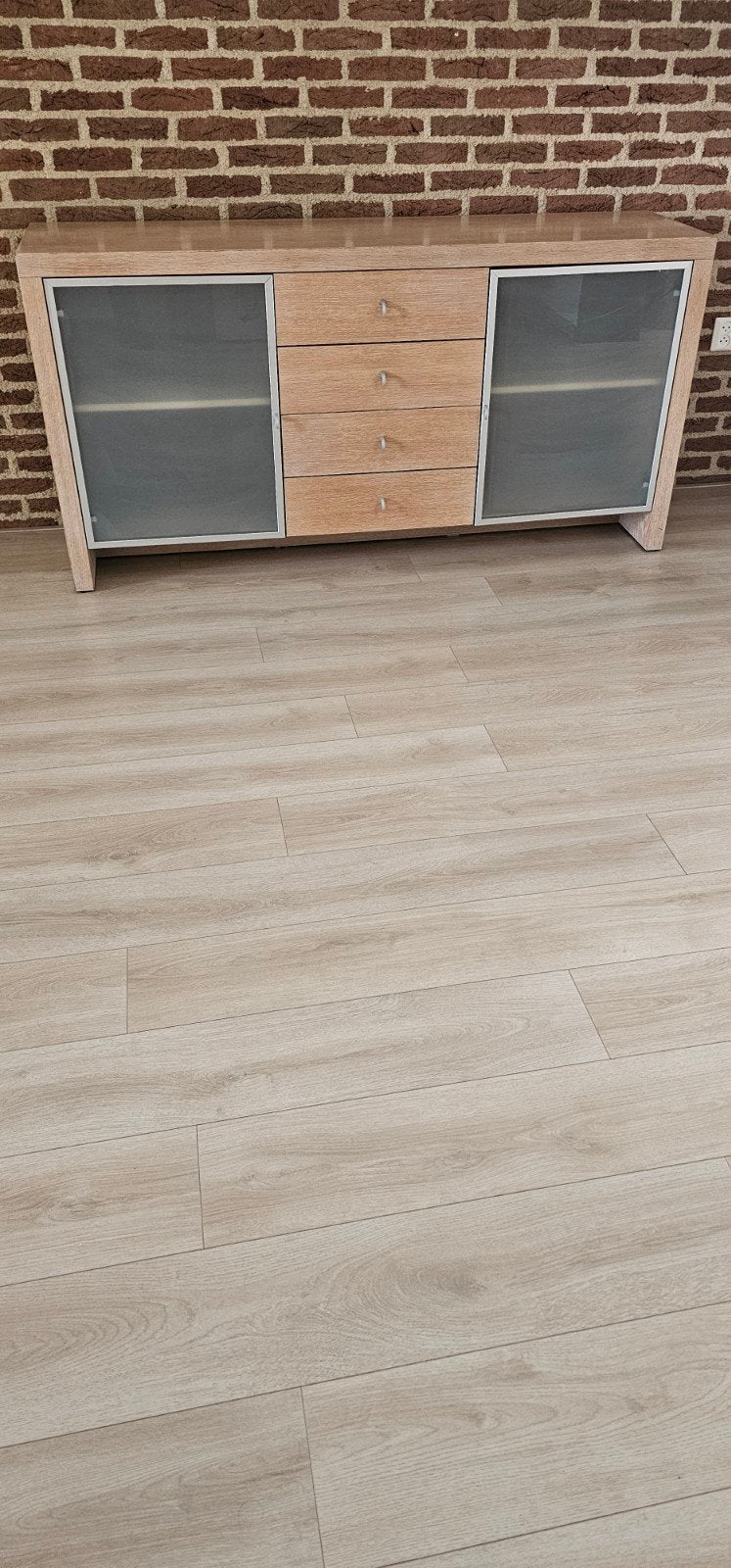 TE KOOP MOOIE DRESSOIR MET MELKGLAS DEURTJES ERIN.

4 LADES, Ophalen, 150 tot 200 cm, Met lade(s), Overige houtsoorten