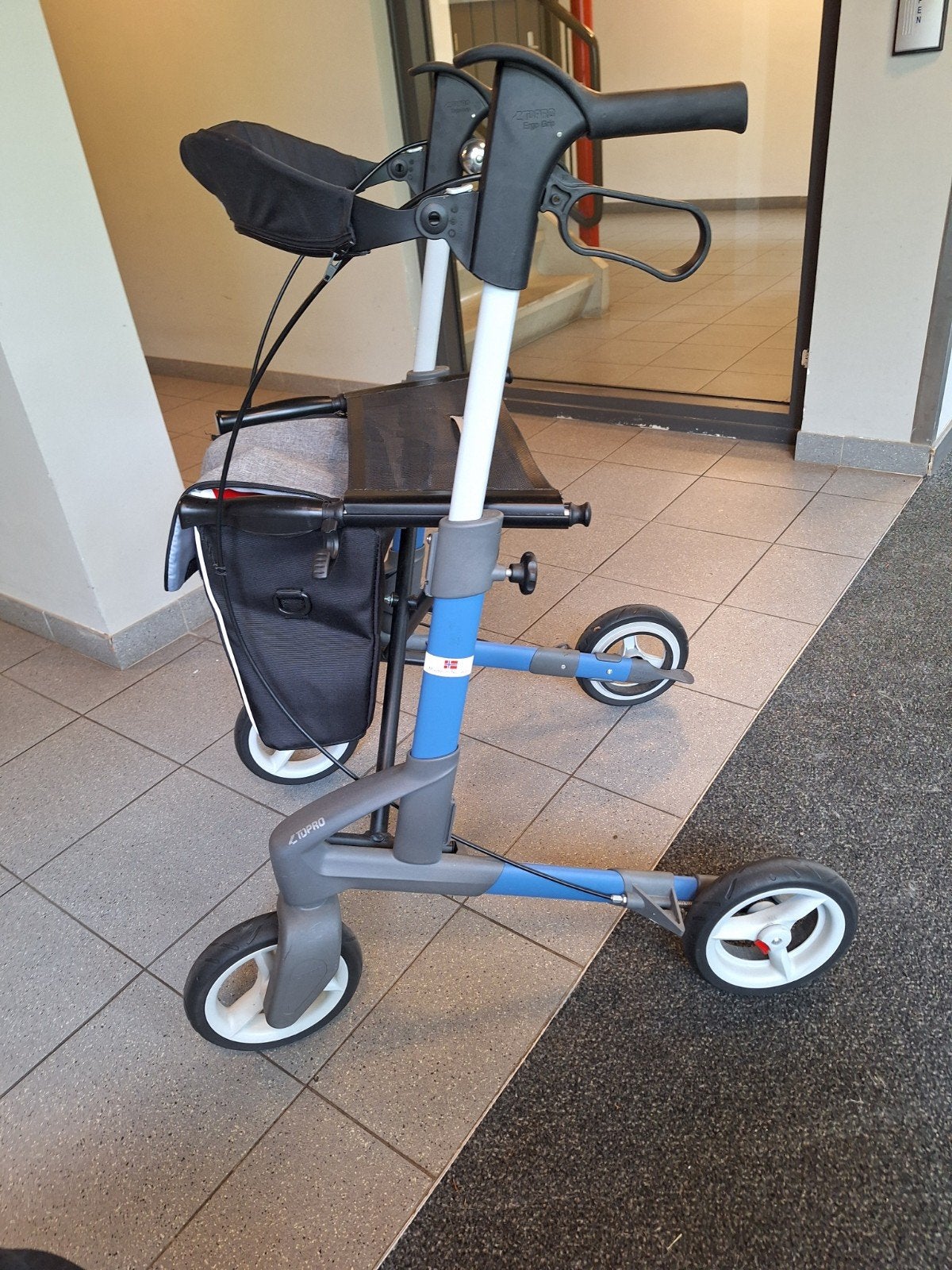 Foto 24 van Rollator lichtgewicht aluminium lees beschrijving nieuwstaat