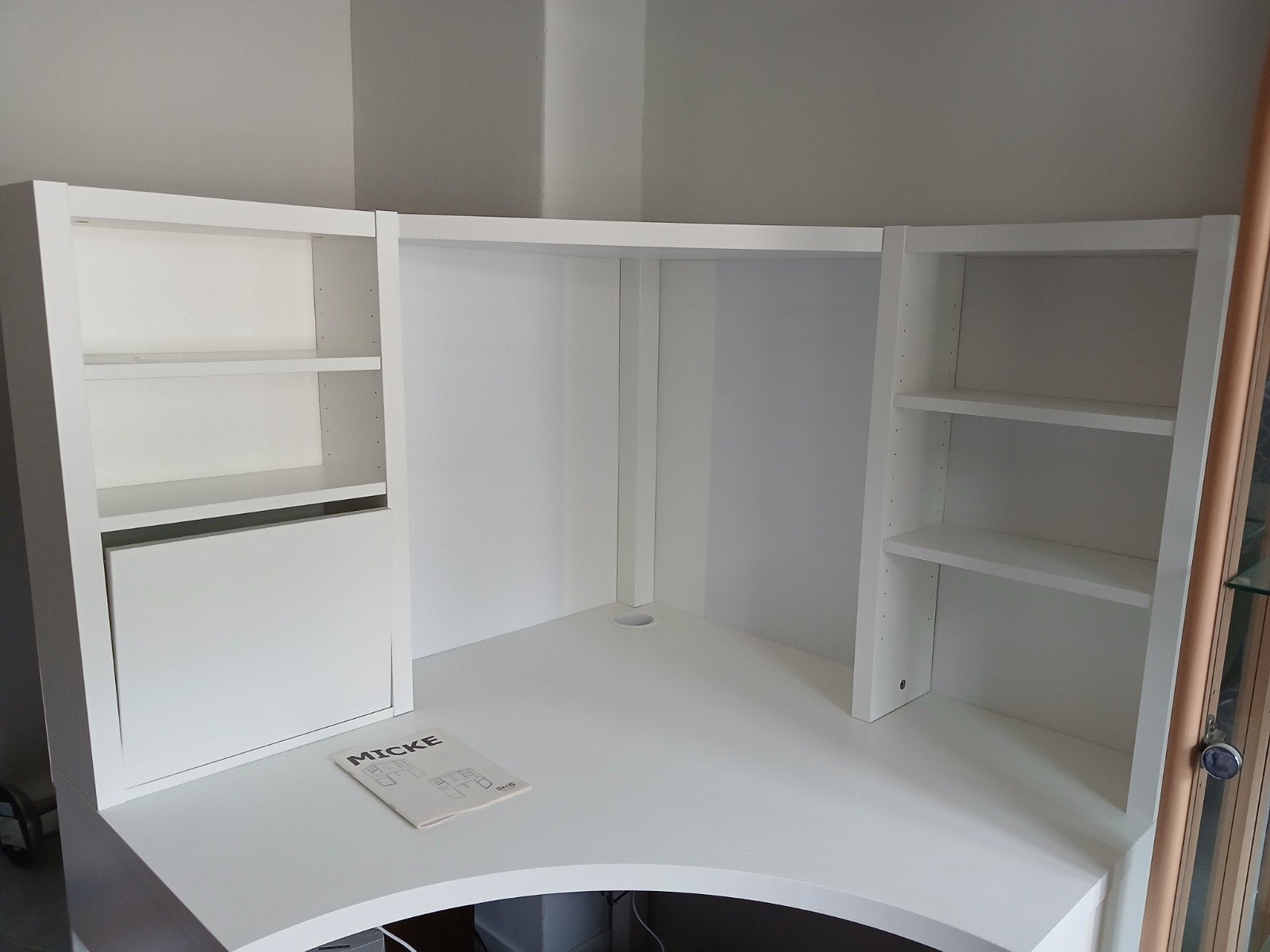 IKEA Micke Hoekbureau met Opbergruimte - Wit, Ophalen, Spaanplaat of MDF, Hoekbureau, Zo goed als nieuw