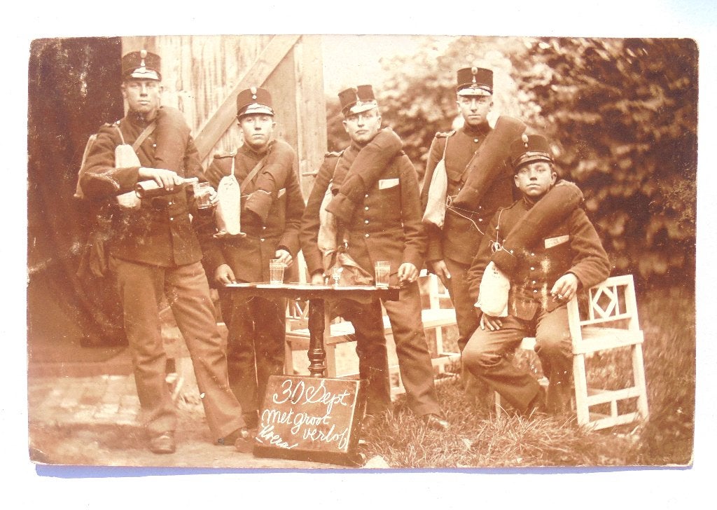 Oude fotokaart afzwaaiende Ned militairen 30 sept 1918., Ophalen of Verzenden, Voor 1920, Ongelopen, Gelderland