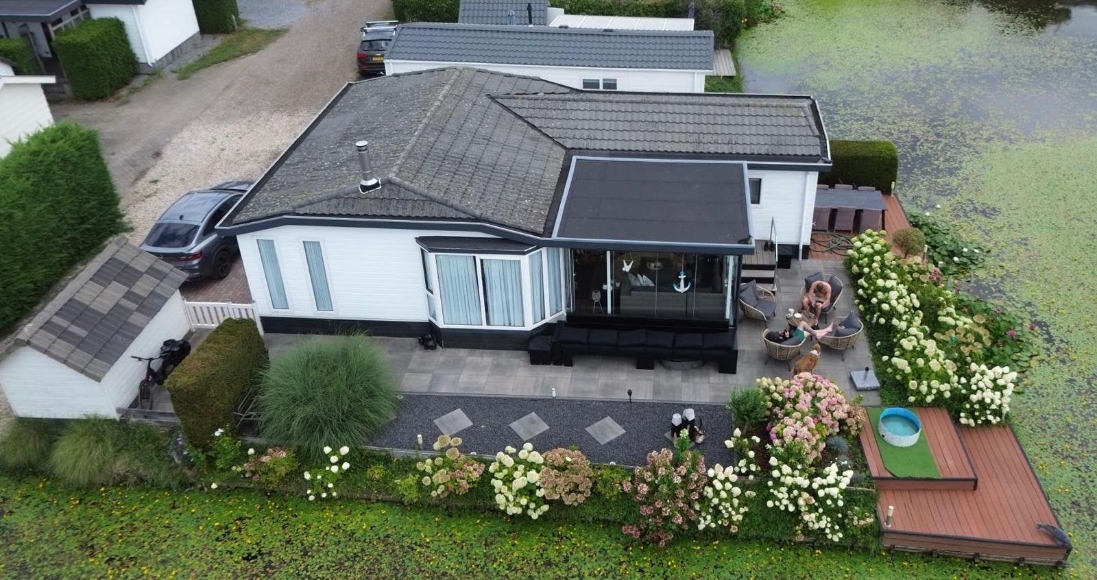 Prachtig groot chalet aan het water camping de Vergarde, Caravans en Kamperen, Stacaravans, Tot en met 6