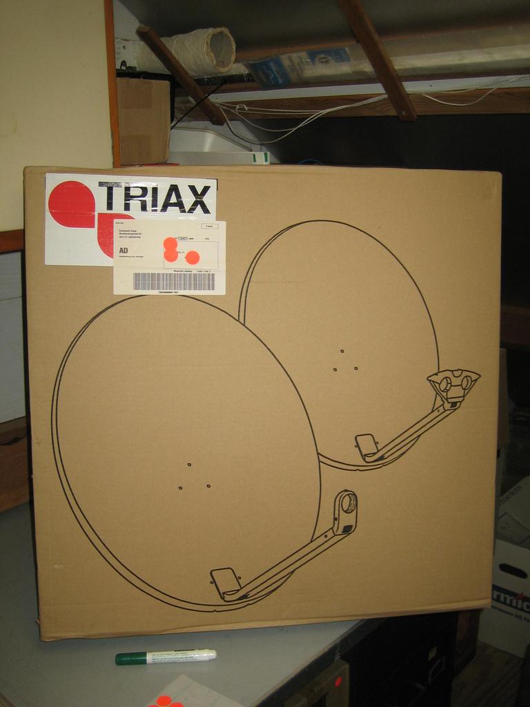 Triax TDS 64 Satellietschotel met LNB en camping statief, Ophalen of Verzenden, Zo goed als nieuw, (Schotel)antenne, Overige merken