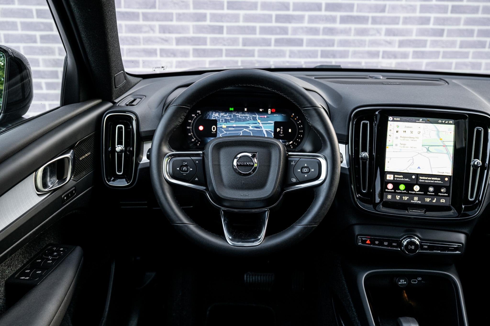 Volvo XC40 2.0 B4 Plus Black Edition | Trekhaak | Lichtmetal, Auto's, Gebruikt, Euro 6, 4 cilinders, Leder en Stof