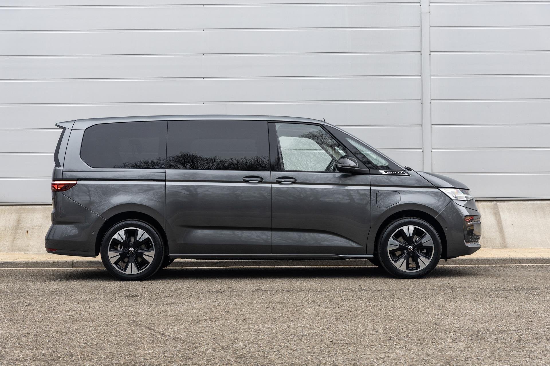 Volkswagen Multivan 1.5 eHybrid 245pk L2 Bulli Edition | Vel, Auto's, Bestelauto's, Automaat, Euro 6, 4 cilinders, 7 stoelen