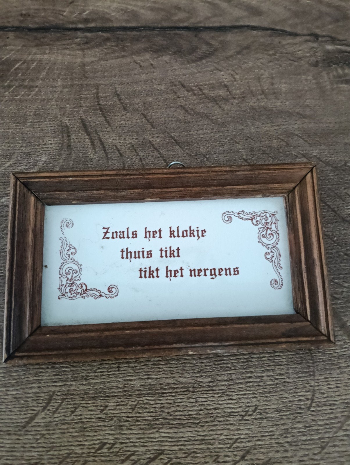 Vintage tekst tegeltje...zoals klokje thuis ..., Tegeltje, Ophalen of Verzenden, Gebruikt