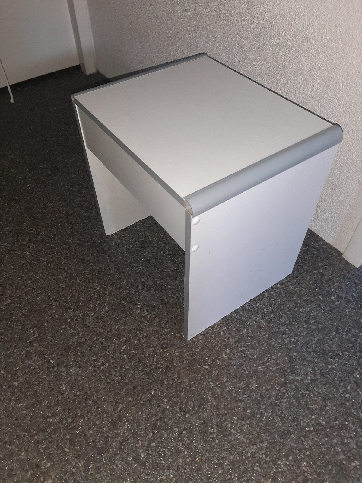 Witte bijzettafel 41x41x33 cm, Ophalen, Minder dan 55 cm, Gebruikt, Vierkant