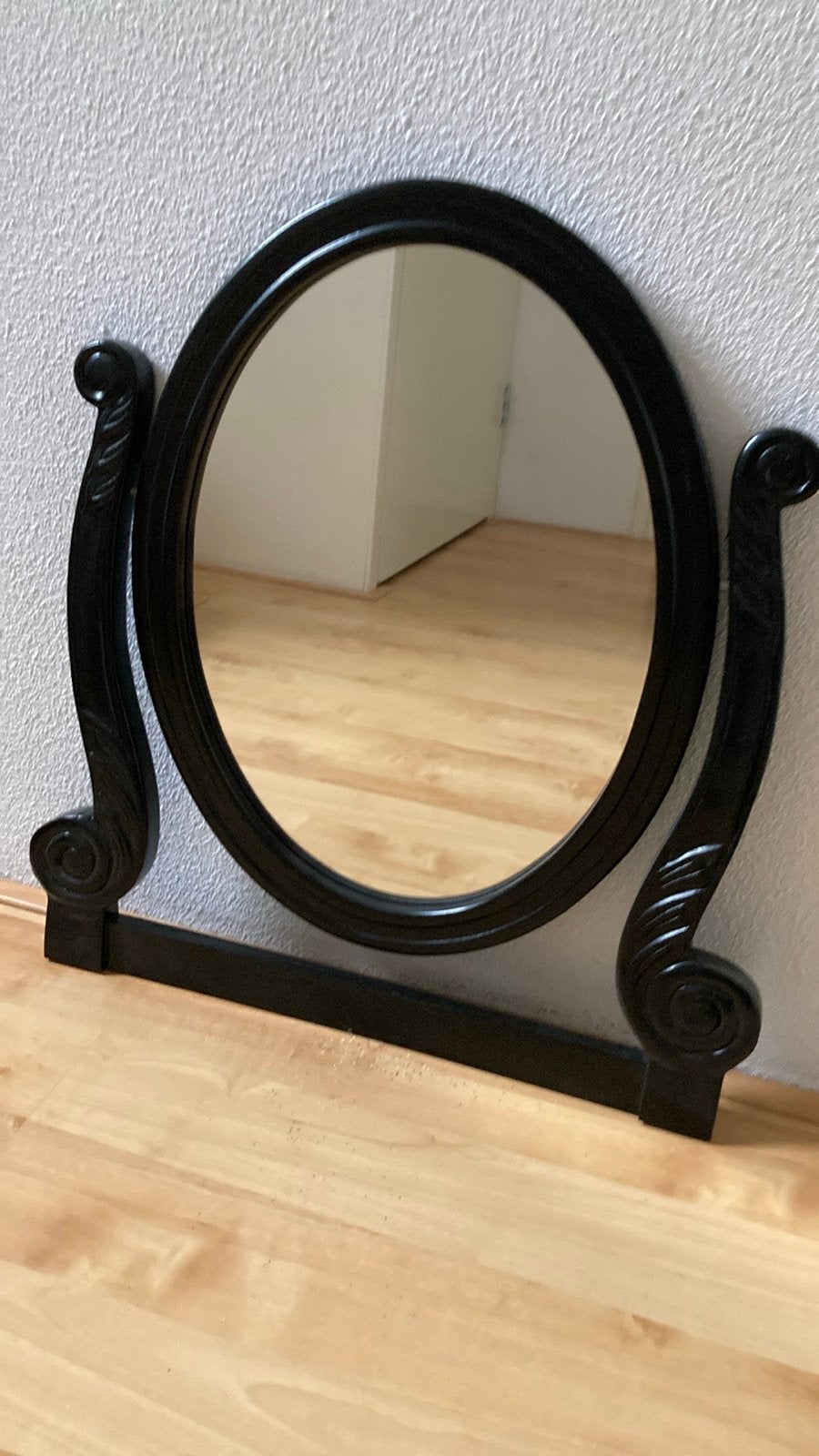 Zwarte ovale spiegel met sierlijke lijst, Ophalen of Verzenden, Ovaal, Minder dan 50 cm, Minder dan 100 cm