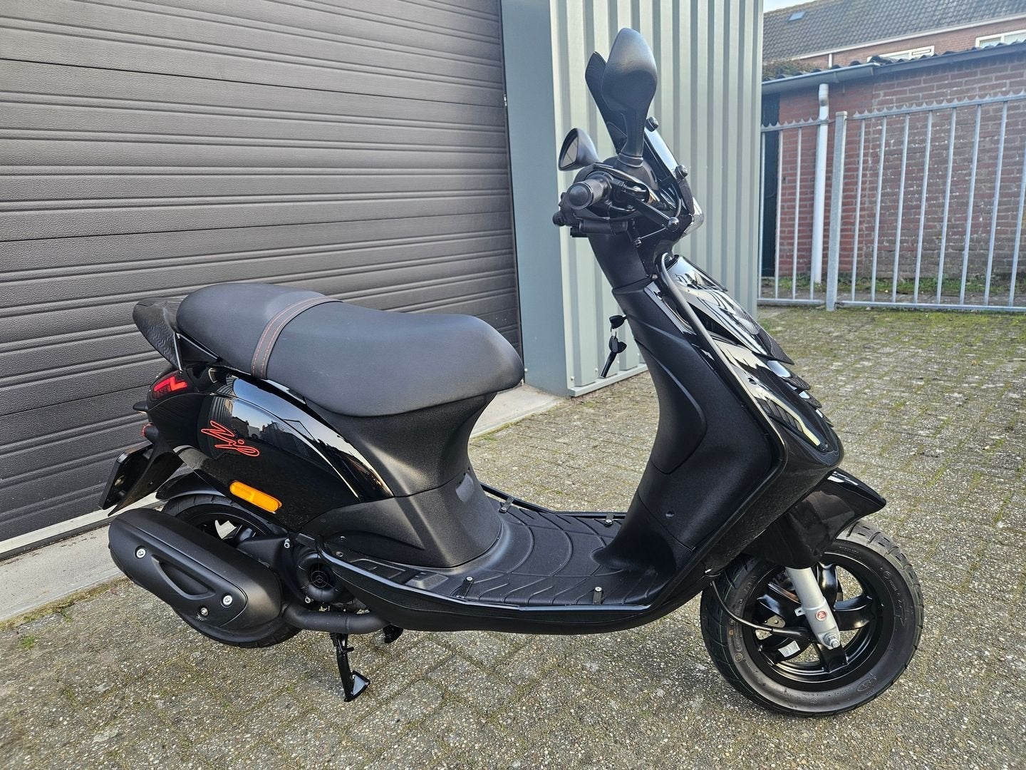 PIAGGIO ZIP 4T E5 BROM 2024 ZWART 4775 KM + OPTIES, Maximaal 45 km/u, Onbekend, Ophalen of Verzenden, Zo goed als nieuw