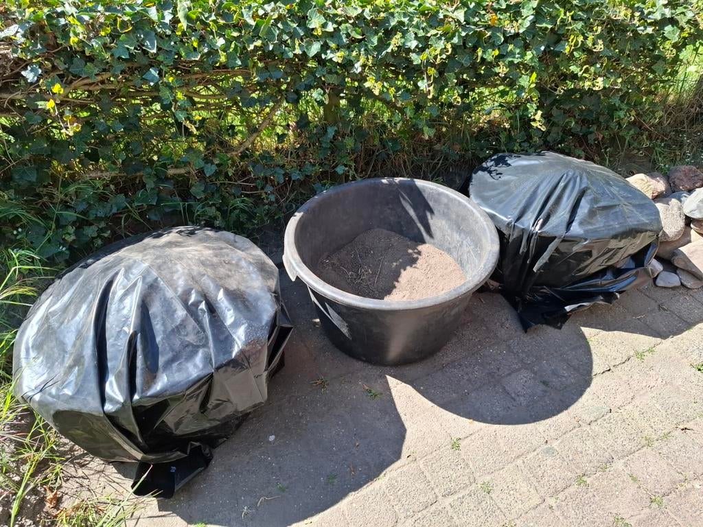Zwart zand schoon en onkruidvrij ong. 140 liter, Ophalen, Gebruikt, Ophoogzand