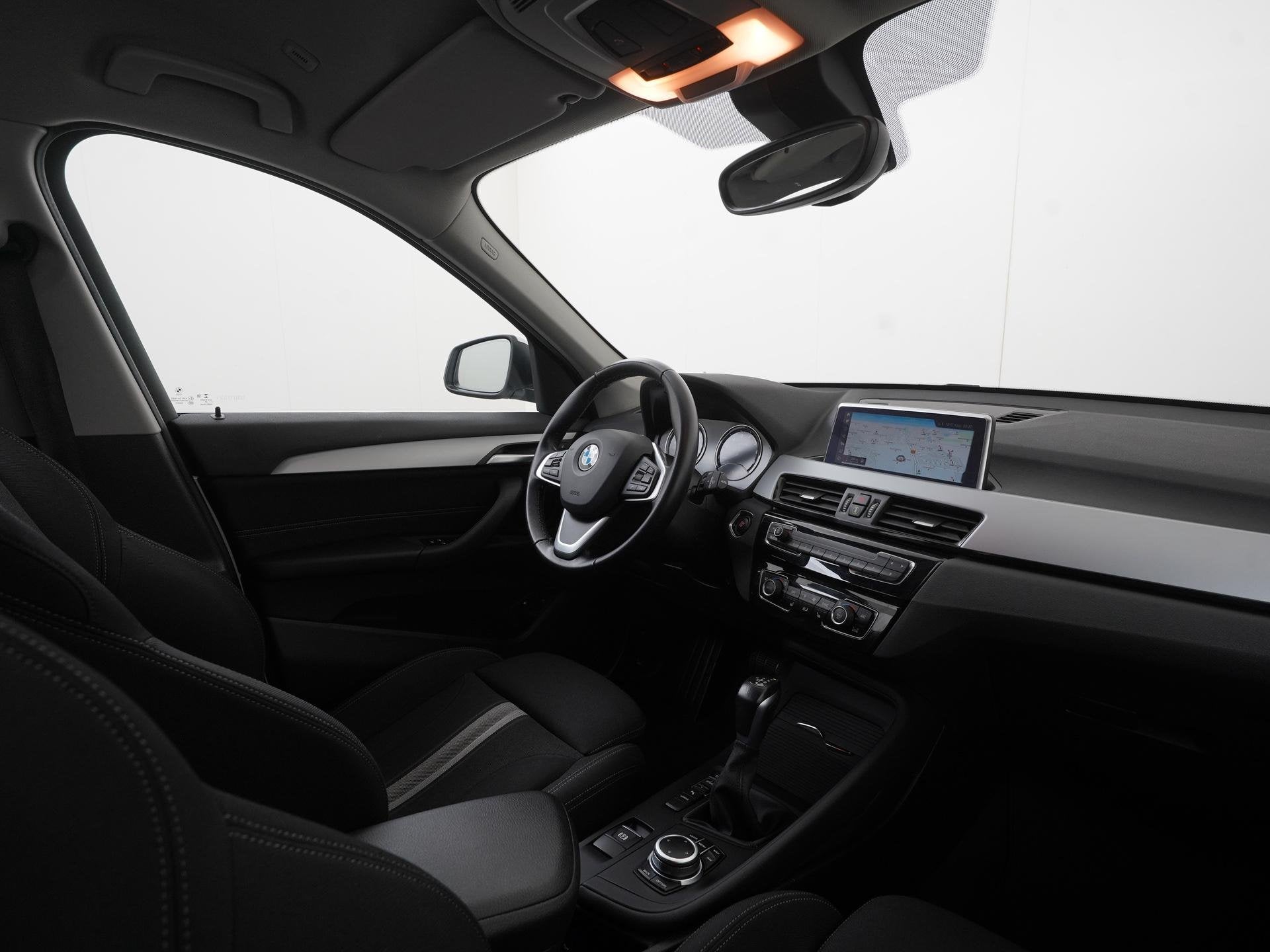 BMW X1 xDrive25e Sport Line | Camera | Memory Stoel | Comfor, Auto's, 12 maanden, Stof, Gebruikt, Wit