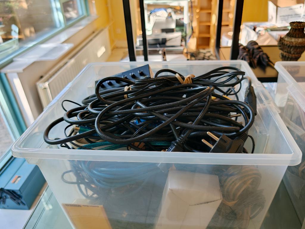 Grote partij kabels (audio, computer) + voedingen, Ophalen, Gebruikt, Minder dan 2 meter, Overige kabels