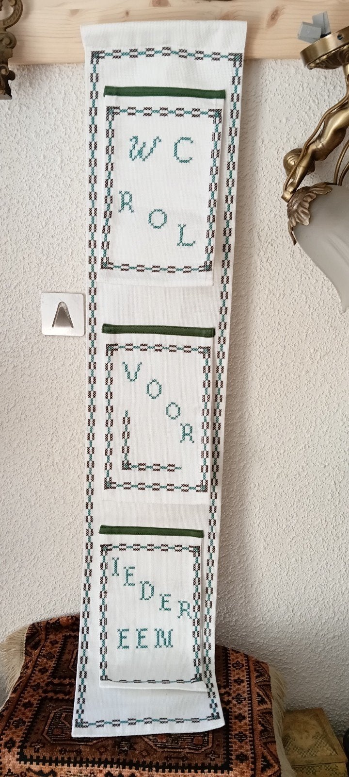 Geborduurde WC rolhouder - "WC rol voor iedereen", Gebruikt, Ophalen of Verzenden, Landelijk, Wit