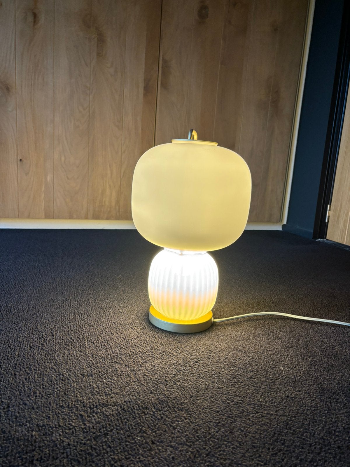 Stijlvolle Tafellamp met Melkglas en Goudkleurige Details, Huis en Inrichting, Lampen | Tafellampen, Ophalen, Zo goed als nieuw