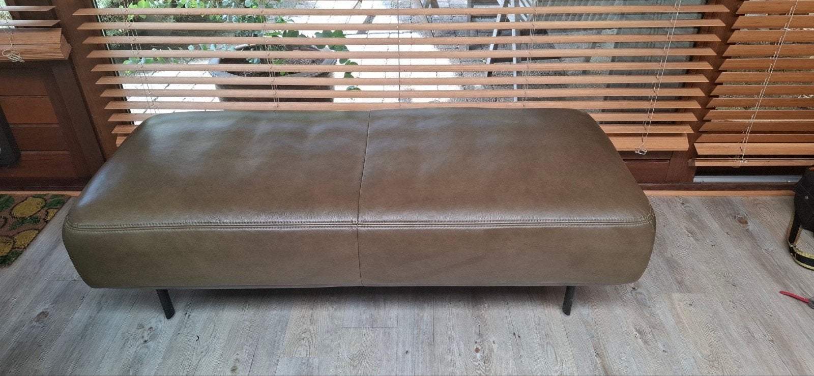 Voetbank of zitbankje., Ophalen, Gebruikt, 125 cm of meer, Leer