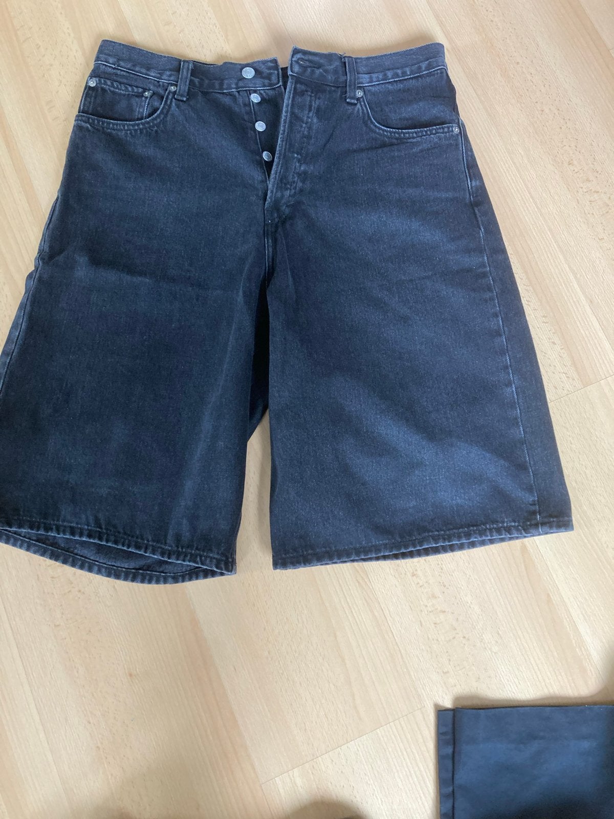 Weekday Astro Denim Loose Baggy Shorts Zwart Maat 31, Kort, Zwart, Ophalen of Verzenden, Zo goed als nieuw