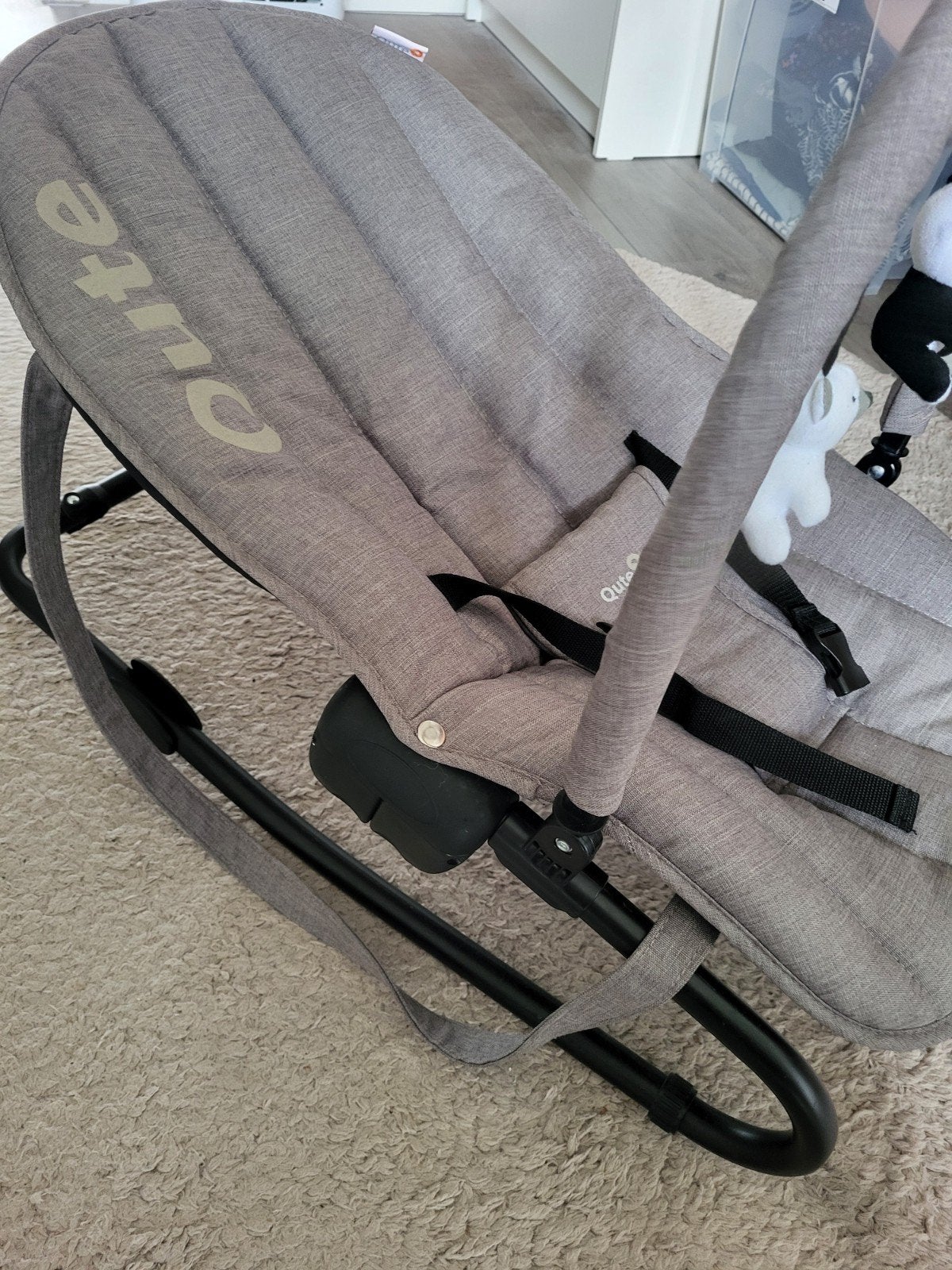 Qute wipstoel/baby rocker met speeltjes, Ophalen, Zo goed als nieuw