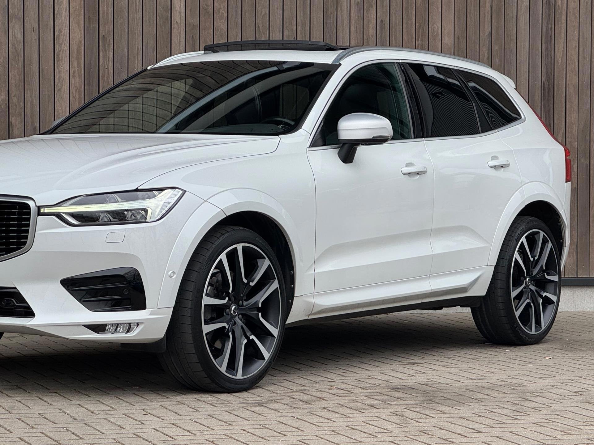 Volvo XC60 2.0 T5 AWD R-Design / B&W / Luchtvering / Trekhaa, Auto's, Dealer onderhouden, Gebruikt, 1969 cc, 1714 kg