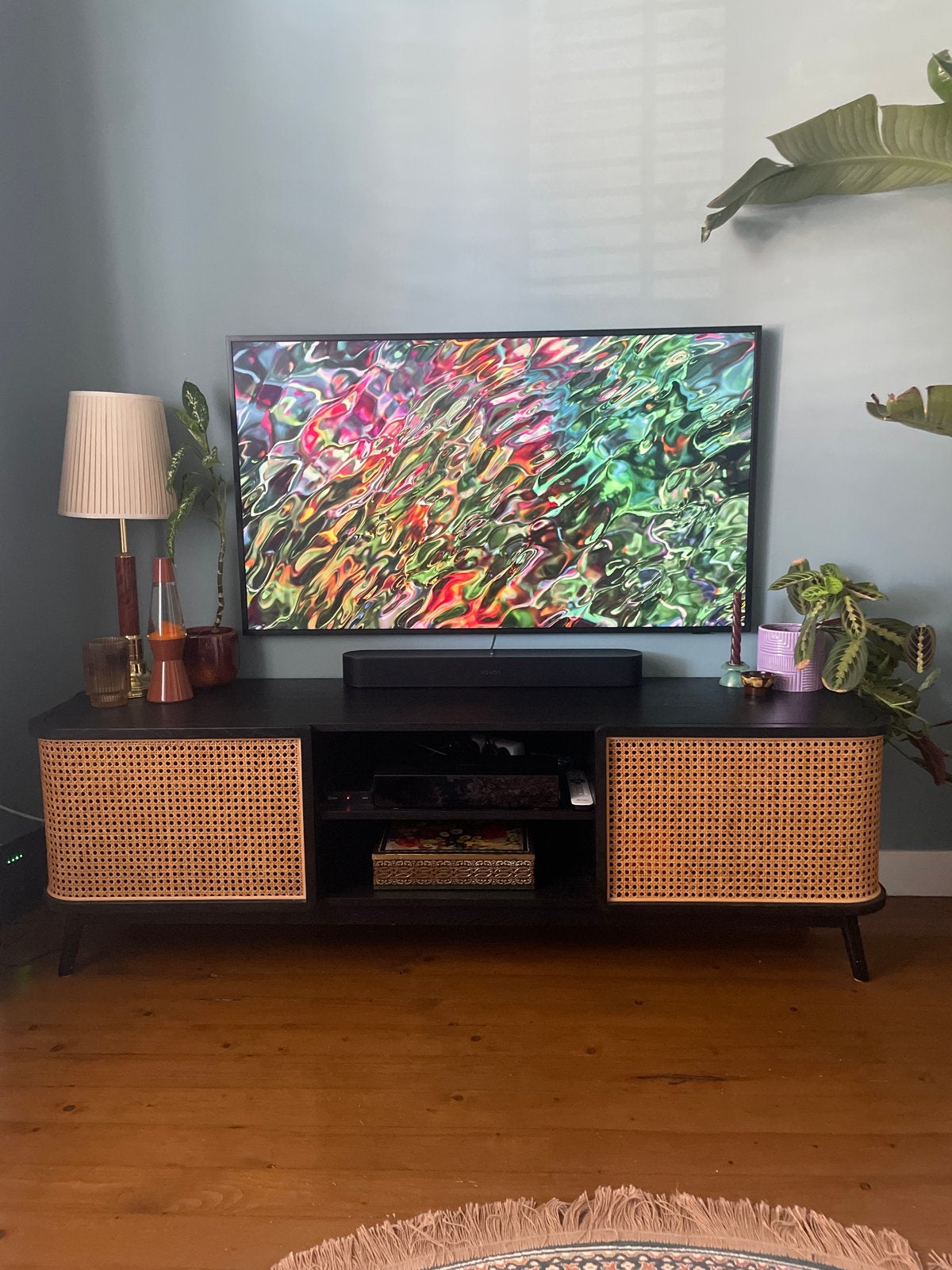 TV-meubel met rotan deuren, Huis en Inrichting, Gebruikt, 150 tot 200 cm, Ophalen of Verzenden, Minder dan 100 cm