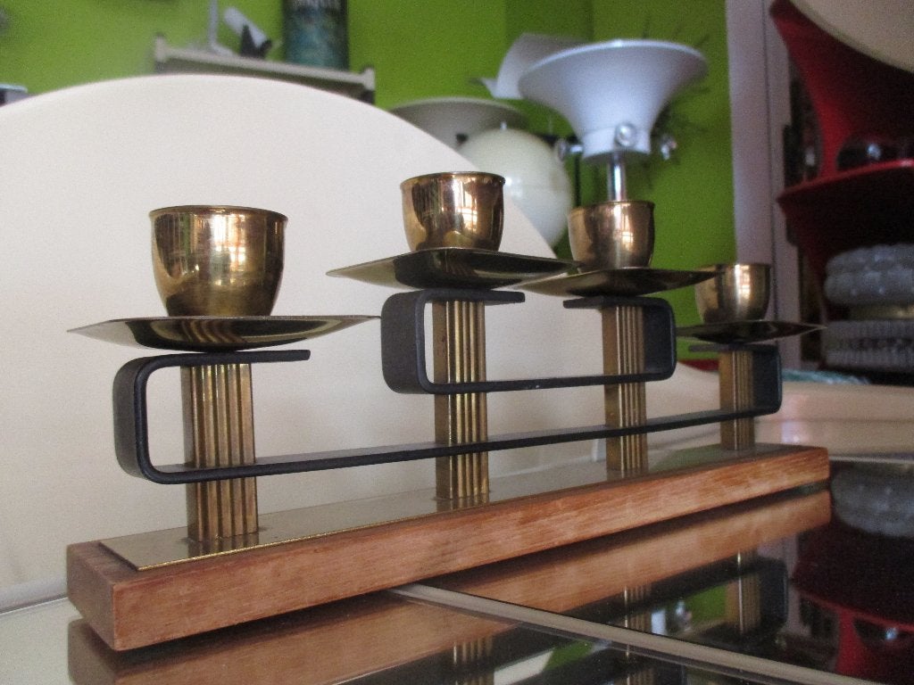 kandelaar messing metaal houten voet jaren 60 design retro, Huis en Inrichting, Woonaccessoires | Kandelaars en Kaarsen, Gebruikt