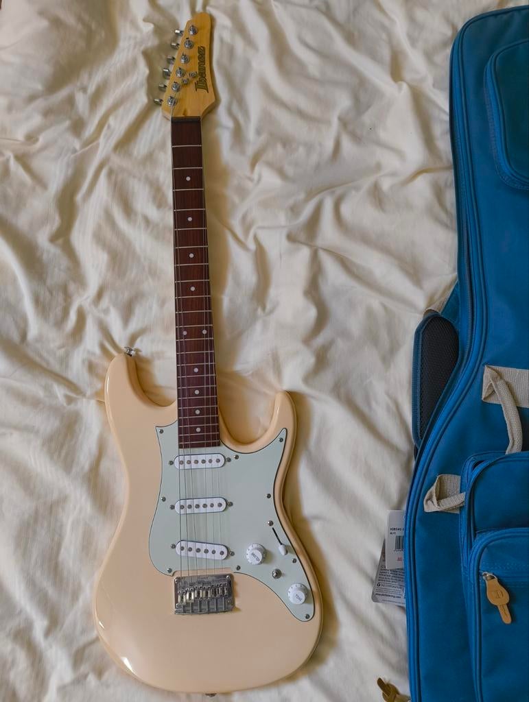 Ibanez AZES31 IVORY gitaar + tas + Fender Mustang Micro, Ibanez, Met versterker, Ophalen of Verzenden, Zo goed als nieuw