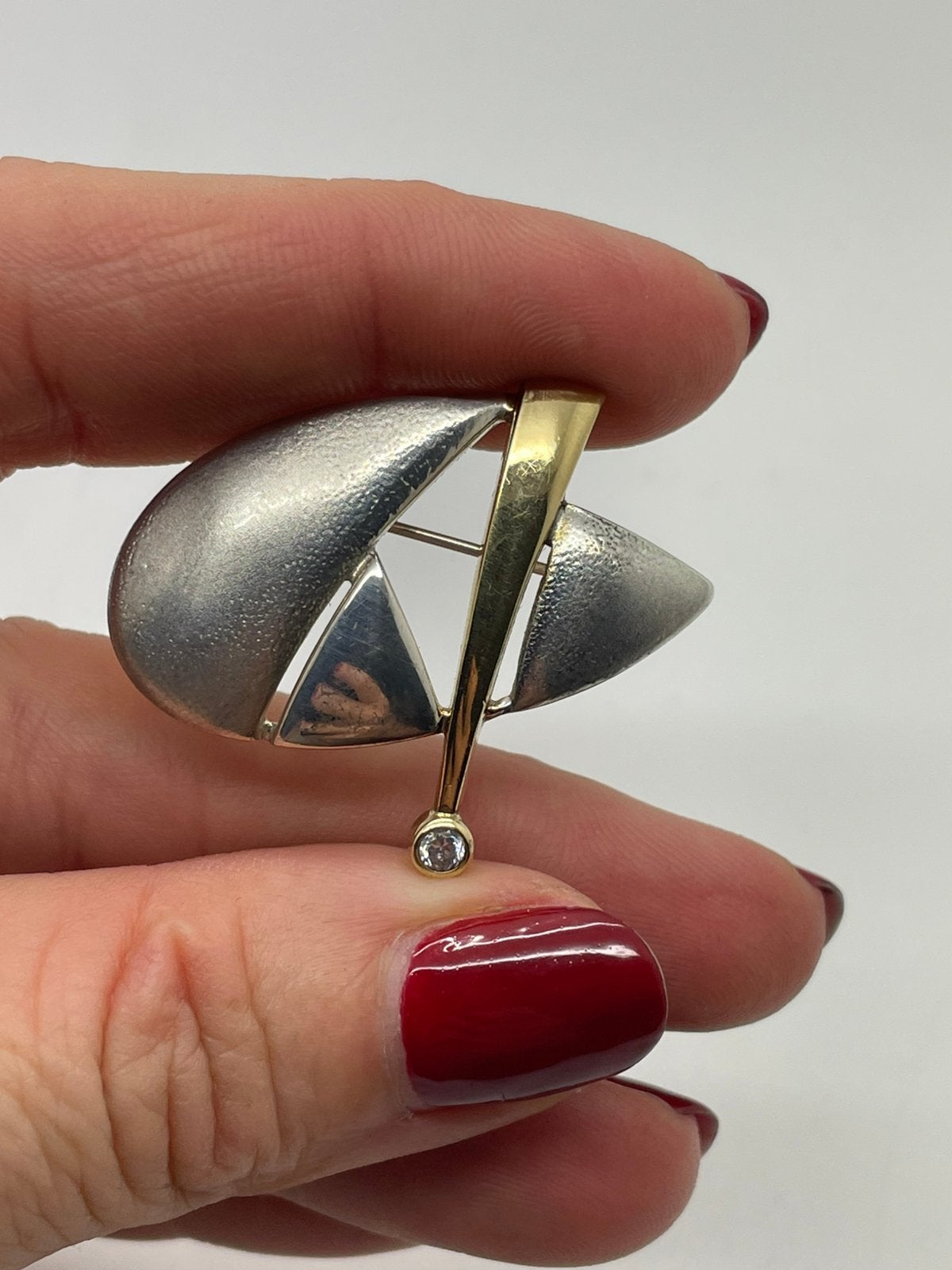 G345 Prachtige zilveren TEKA broche bicolor, Met kristal, Minder dan 4 cm, Ophalen of Verzenden, X