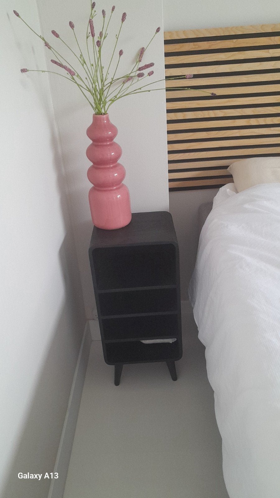 Zwart mango houten nachtkastje ., Ophalen, Zo goed als nieuw, Minder dan 45 cm