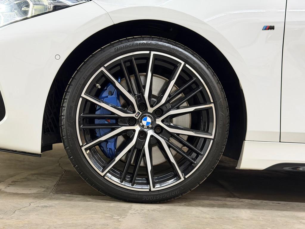 BMW 1-serie M135i xDrive High Executive 2021 PANO LED CAMERA, Auto's, BMW, 1998 cc, 15 km/l, 4 cilinders, Alcantara