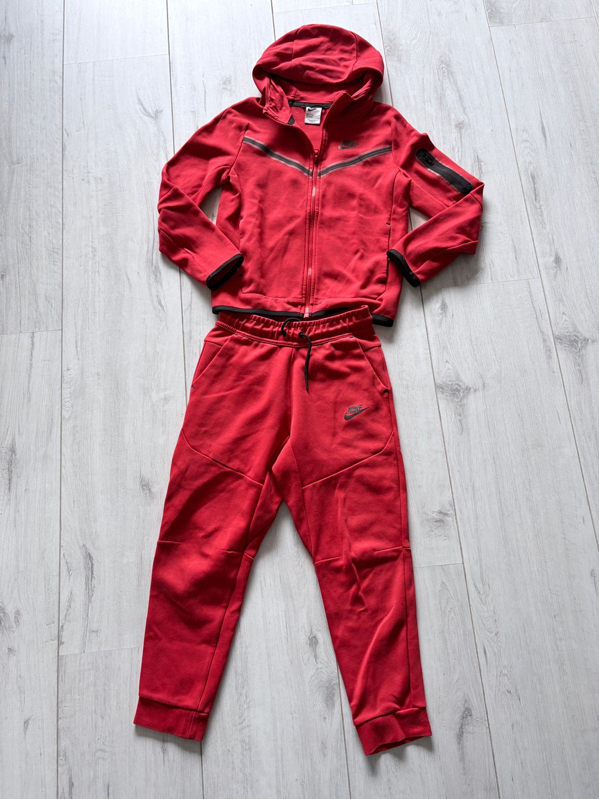 Nike Tech pak rood, origineel, maat 140., Ophalen of Verzenden, Gebruikt, Jongen of Meisje, Sport- of Zwemkleding