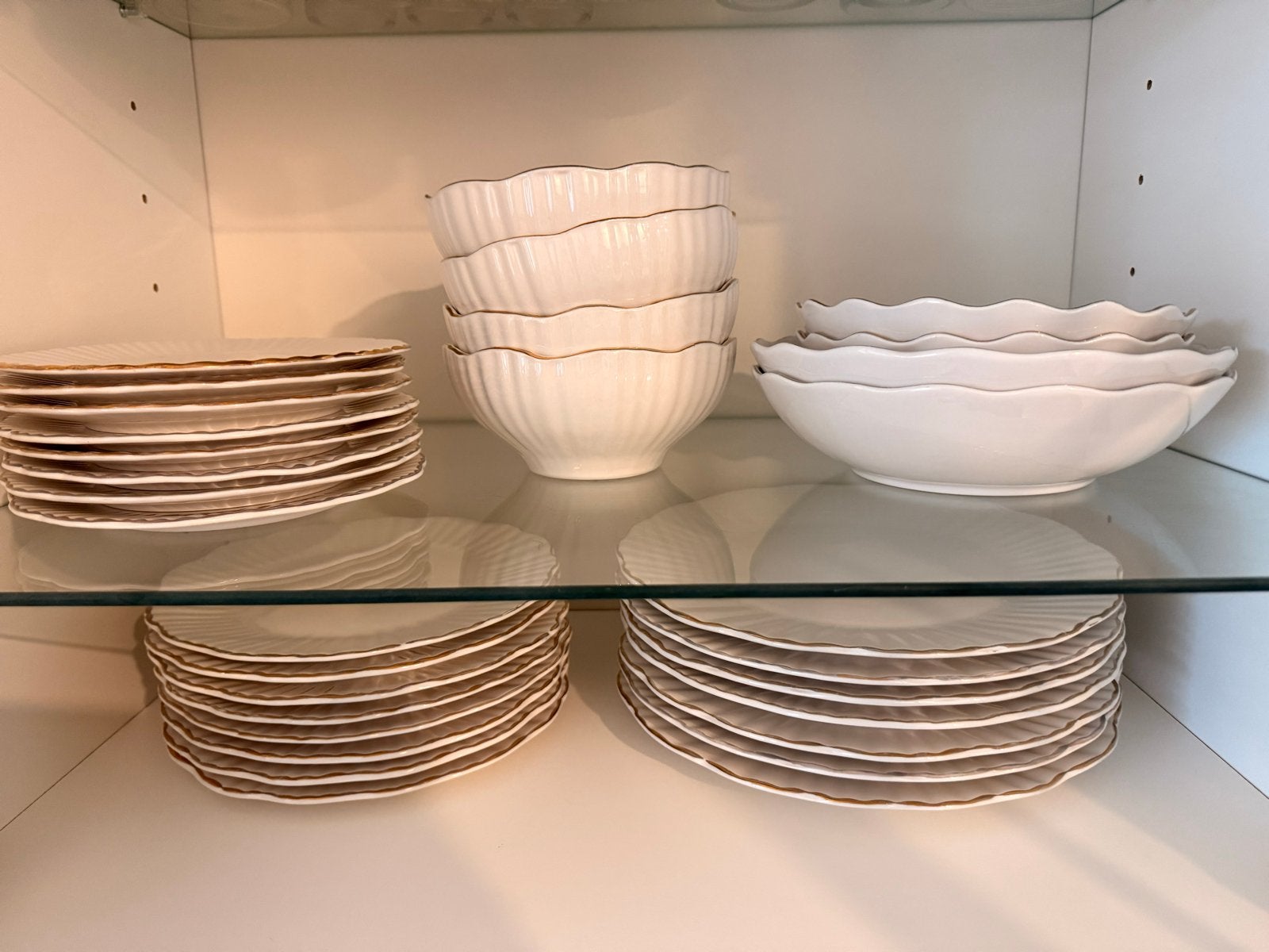 Wit servies met gouden rand - borden en kommen, Ophalen, Keramiek, Zo goed als nieuw, Modern